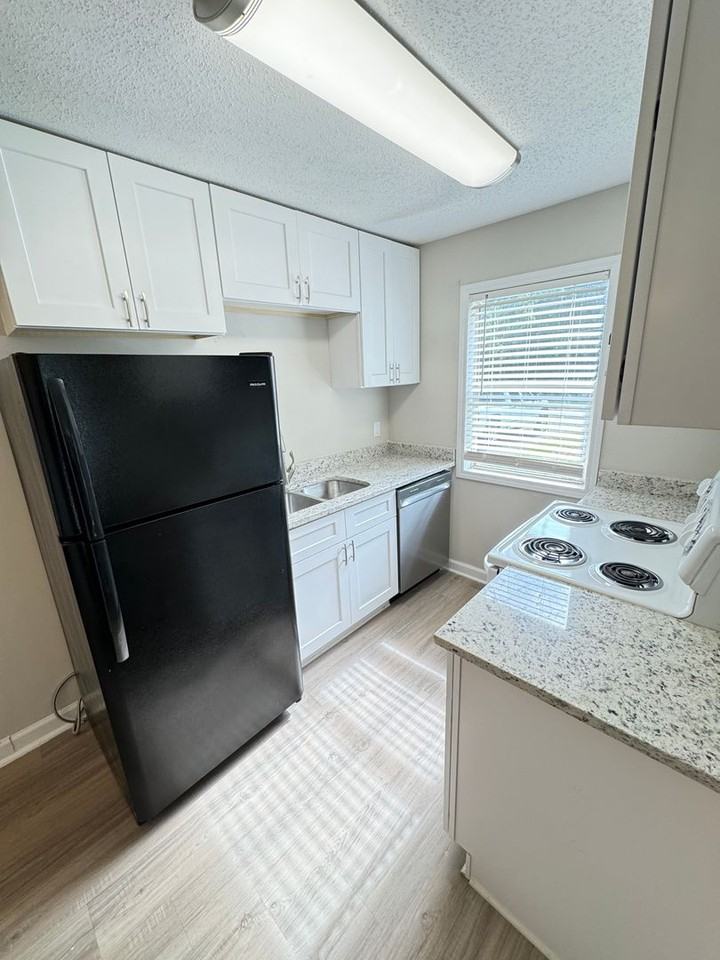 211 Carlyle Rd - Photo 6 of 15