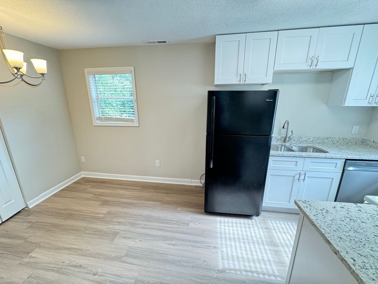 211 Carlyle Rd - Photo 4 of 15