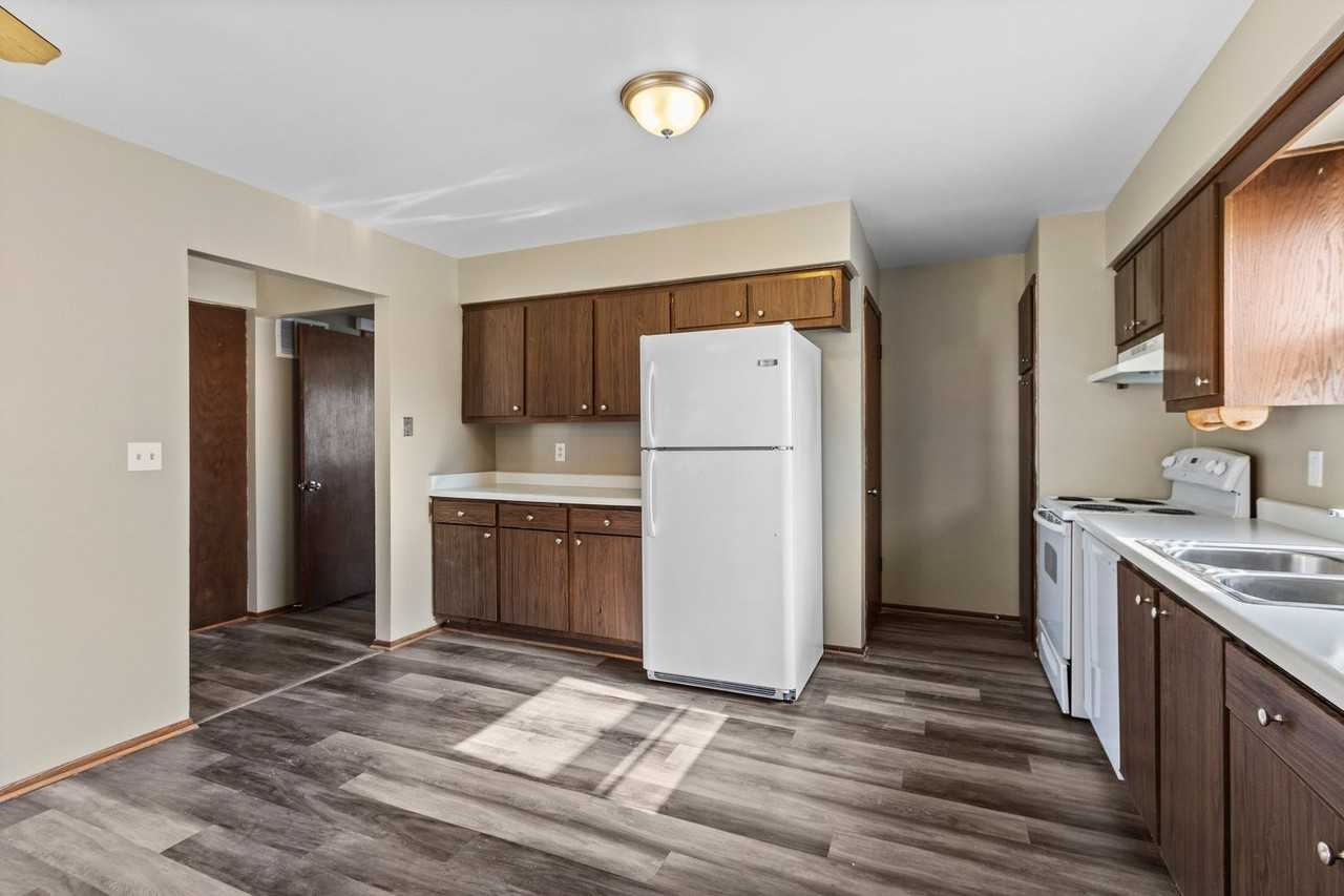 DKR - 11116 W Maple Lane - Photo 2 of 41