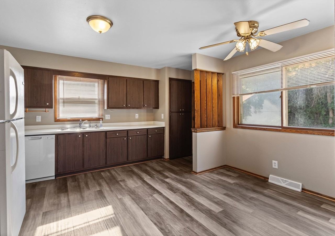 DKR - 11116 W Maple Lane - Photo 3 of 41