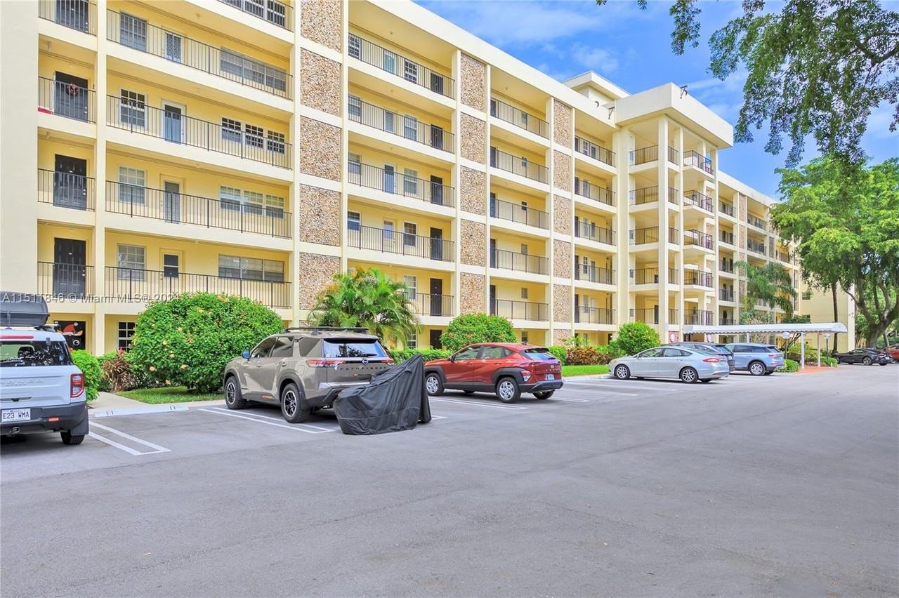 2751 N Palm Aire Dr #4