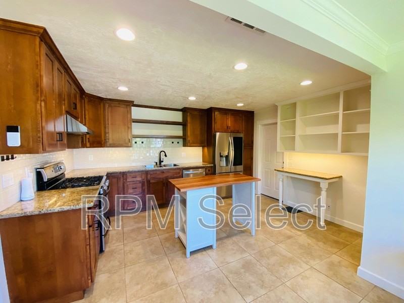 1376 Cobblestone Ct - Photo 3 of 24