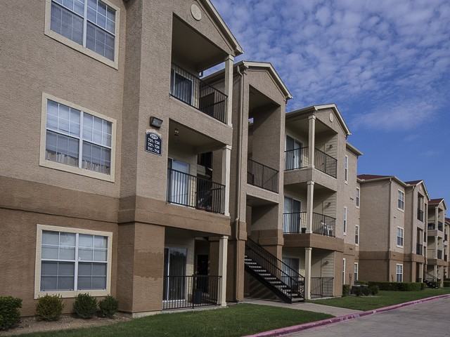 Landmark at Courtyard Villas - Photo 2 of 27