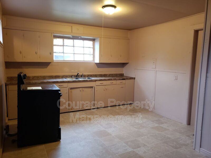 705 E 2nd St #B - Photo 2 of 16