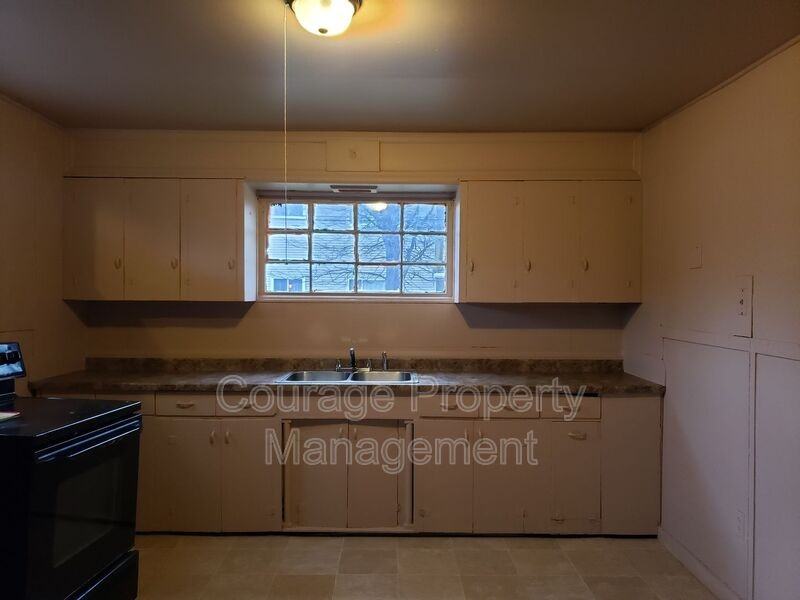 705 E 2nd St #B - Photo 3 of 16