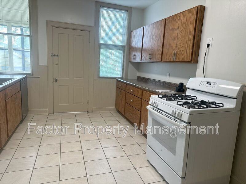 210 S 4th St - Photo 4 of 10