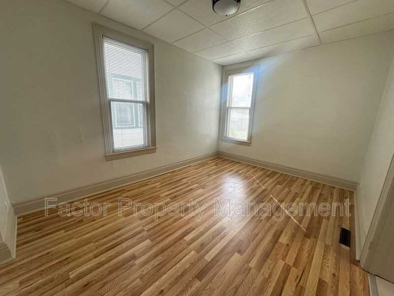 210 S 4th St - Photo 7 of 10