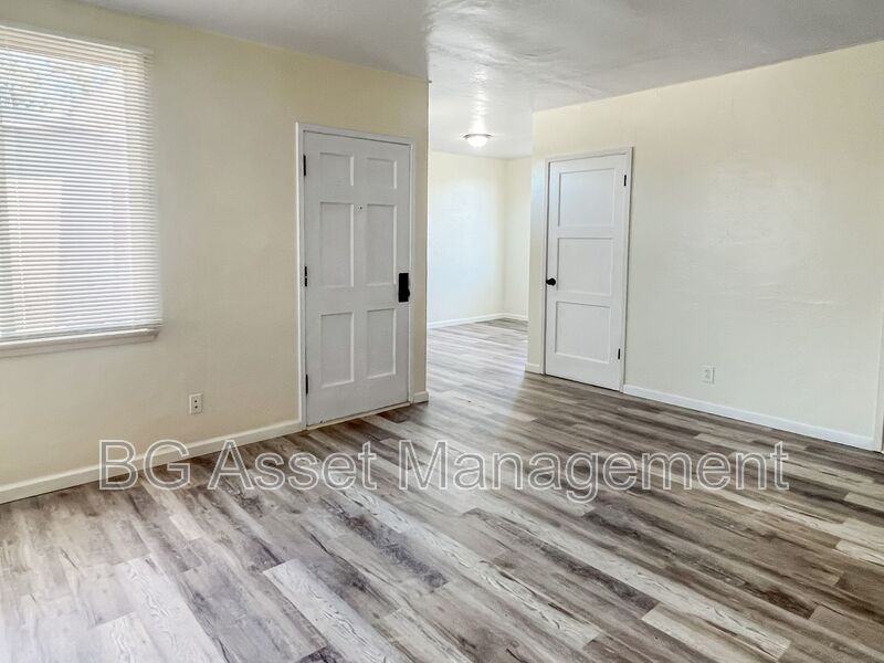 1614 Visalia Ave - Photo 2 of 15