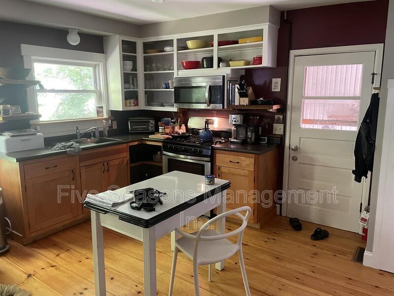 76 Park St - Photo 5 of 9