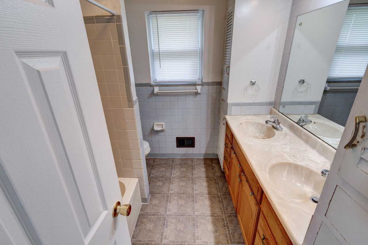 5218 Staughton Drive - Photo 6 of 21