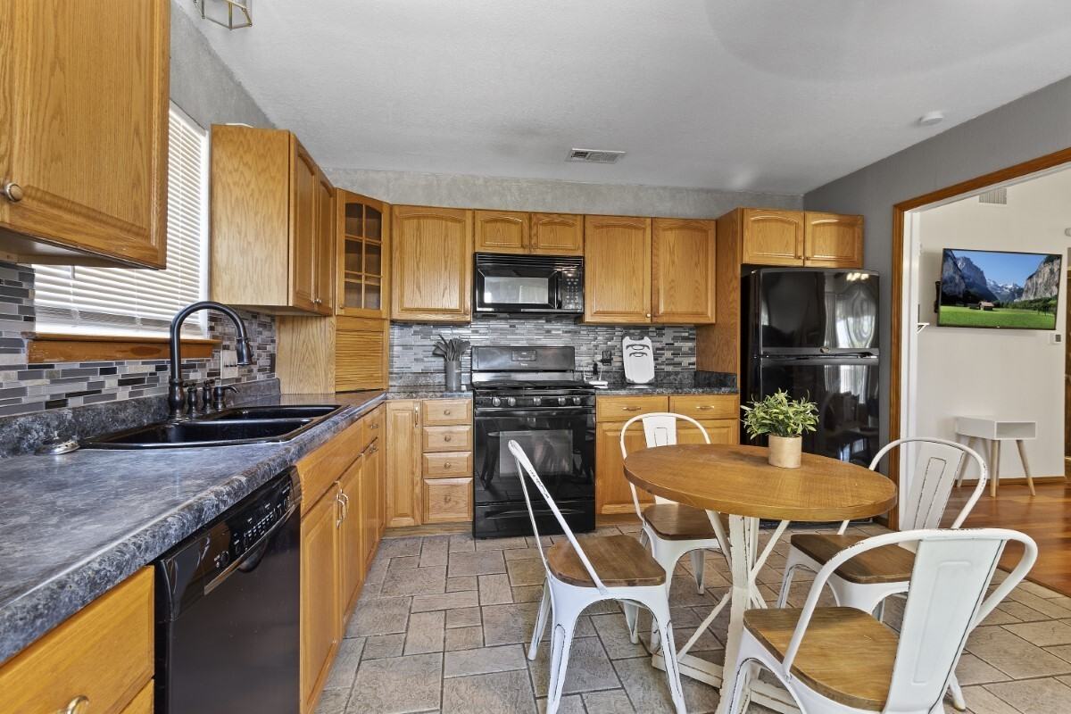 1705 Cushing Park Drive - Photo 6 of 9