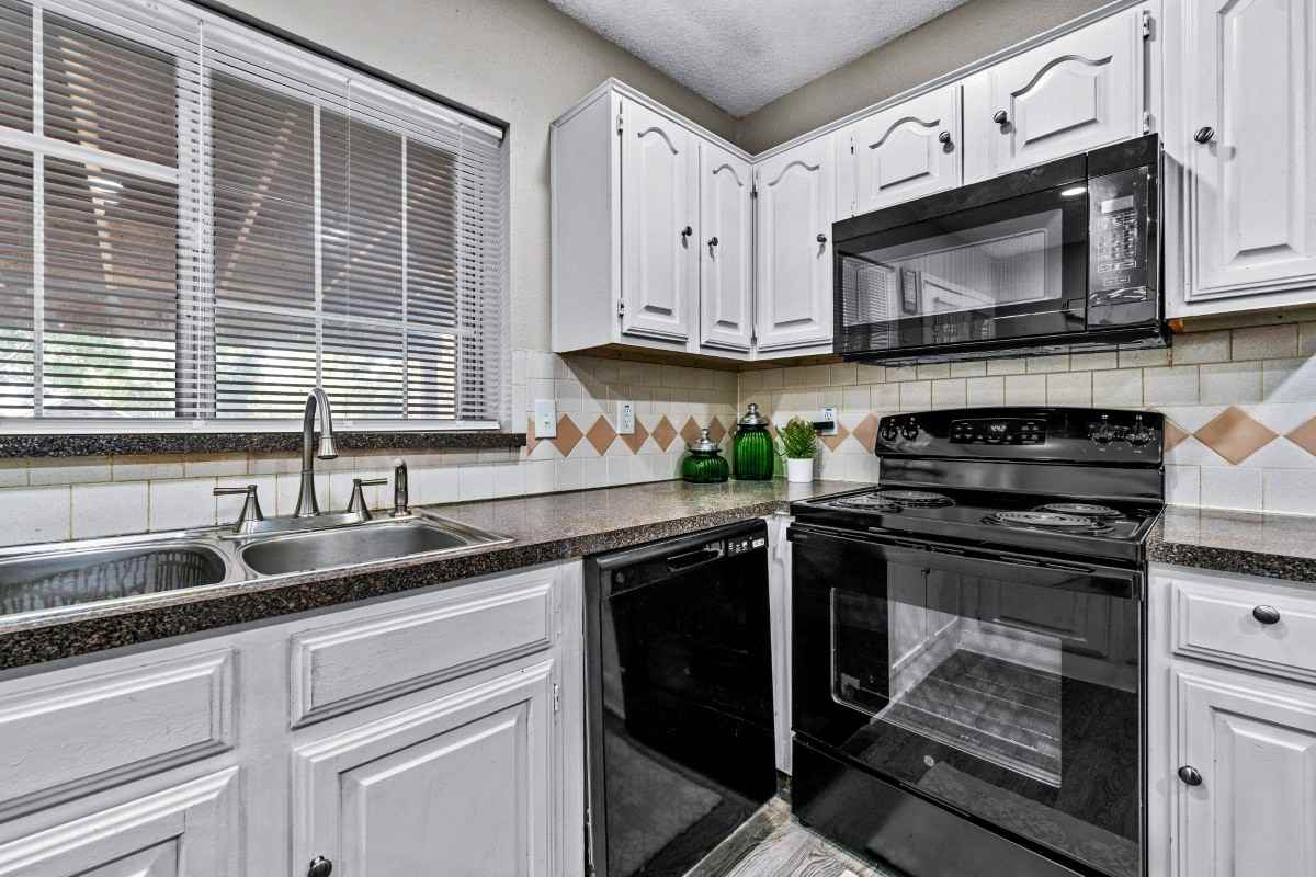 905 Eagle Drive - Photo 5 of 9