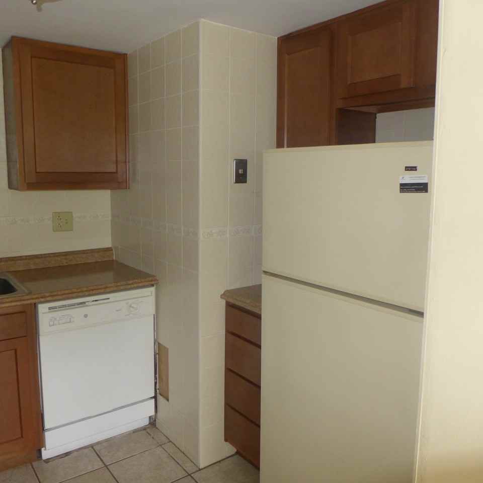 WELLINGTON APARTMENTS -- 061 - Photo 3 of 24