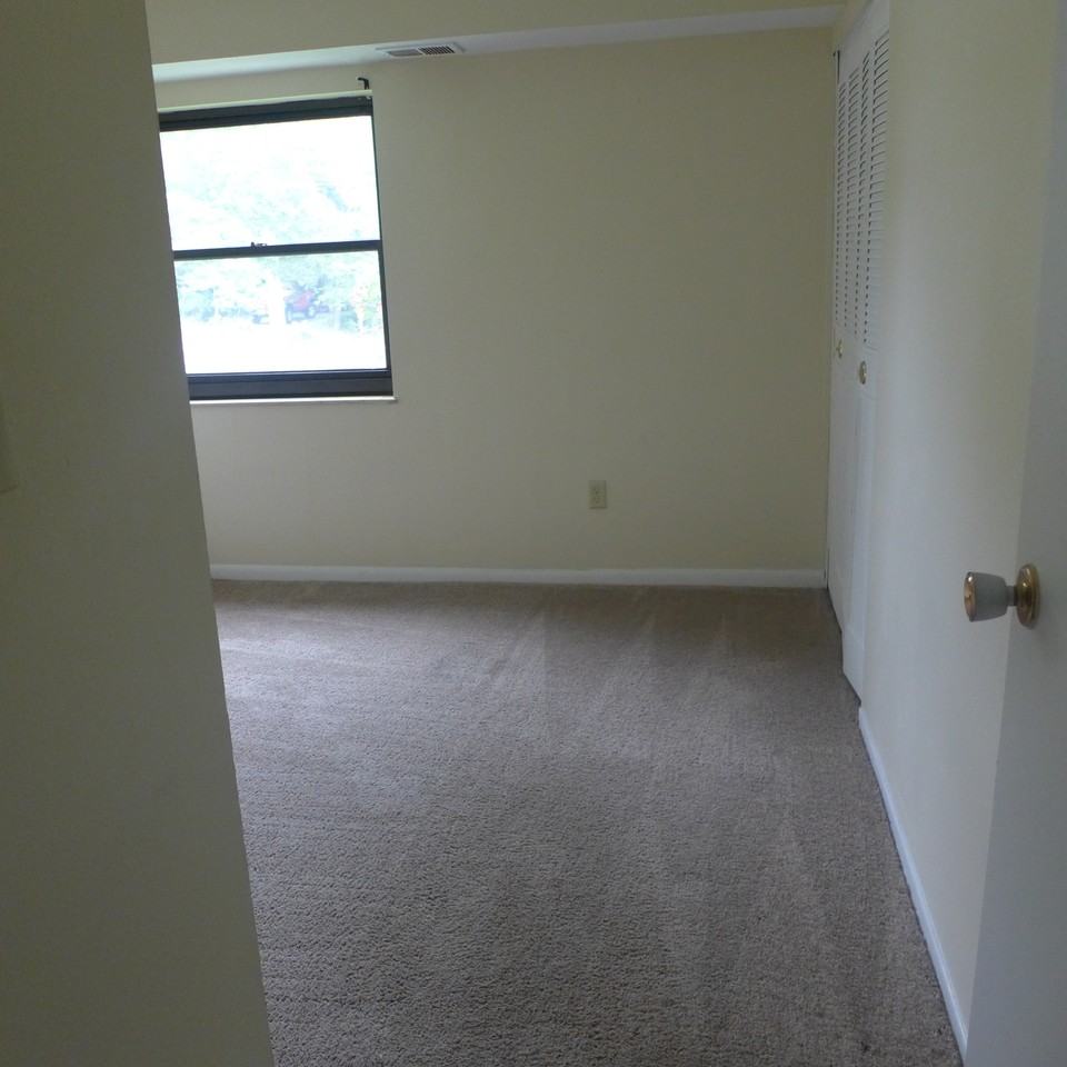 WELLINGTON APARTMENTS -- 061 - Photo 4 of 24