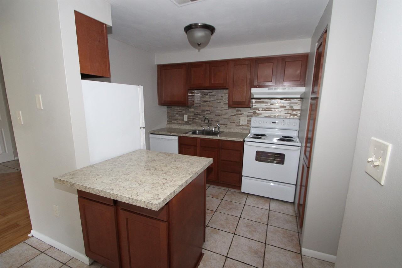 SANDY CREEK APARTMENTS -- 007 - Photo 2 of 19