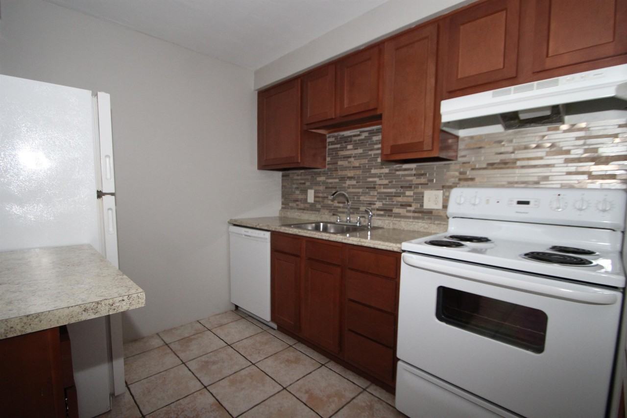 SANDY CREEK APARTMENTS -- 007 - Photo 3 of 19