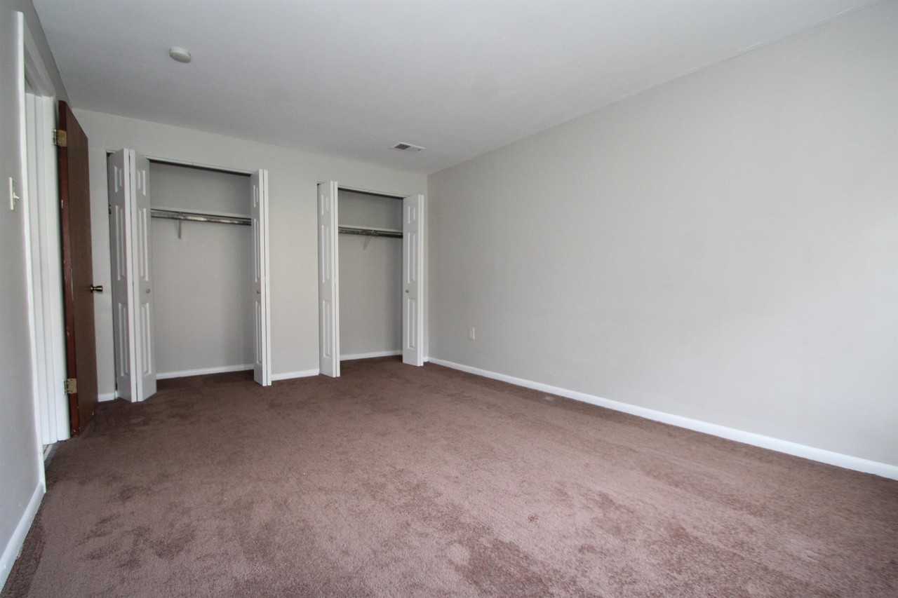 SANDY CREEK APARTMENTS -- 007 - Photo 4 of 19