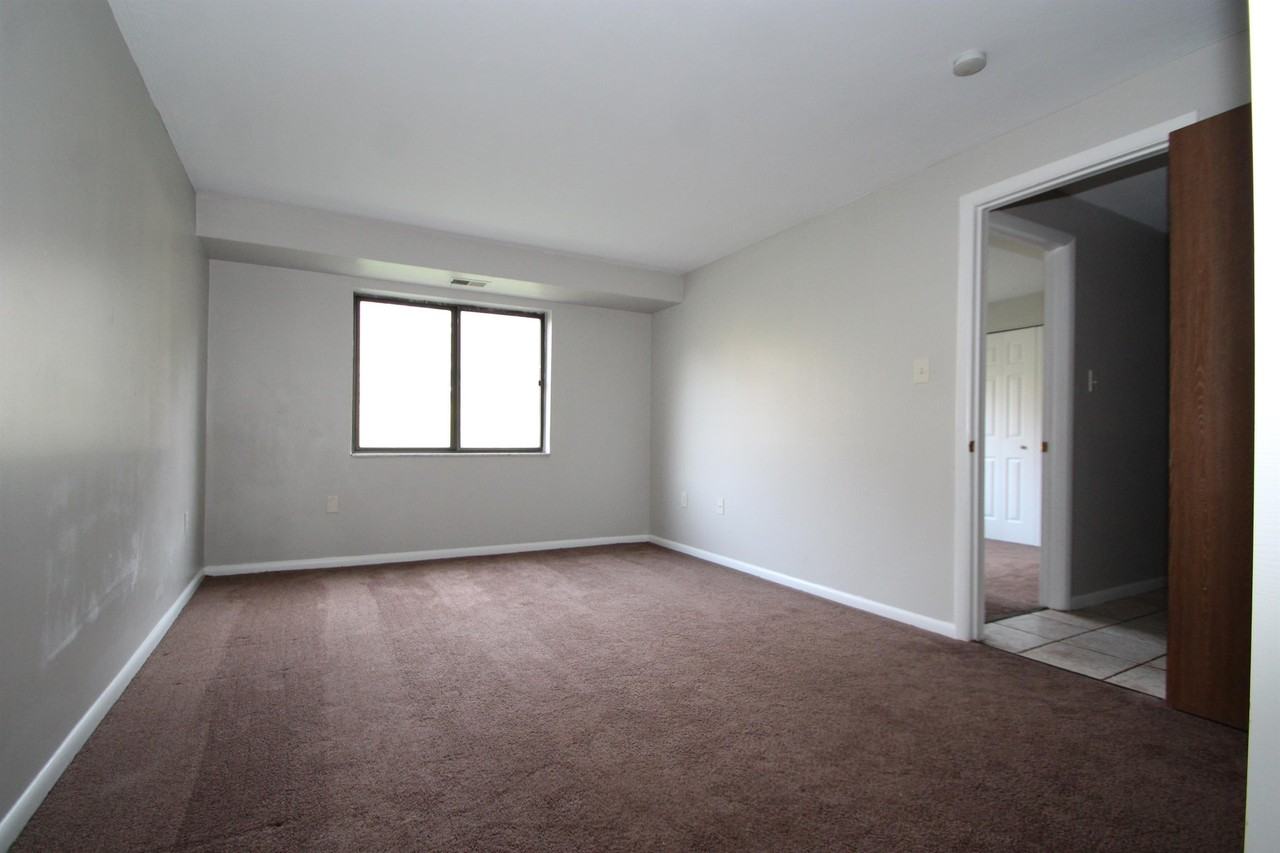 SANDY CREEK APARTMENTS -- 007 - Photo 5 of 19