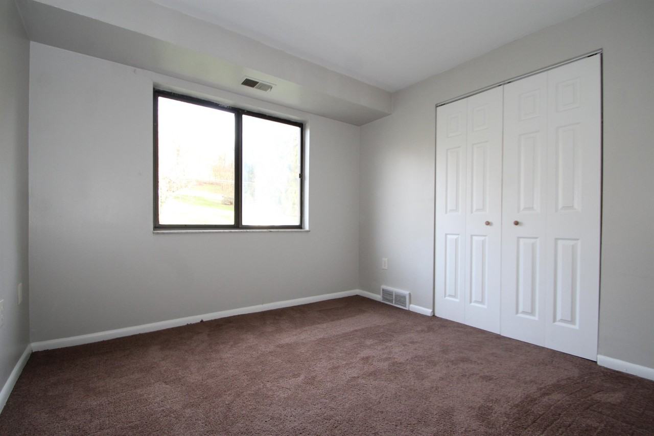 SANDY CREEK APARTMENTS -- 007 - Photo 6 of 19