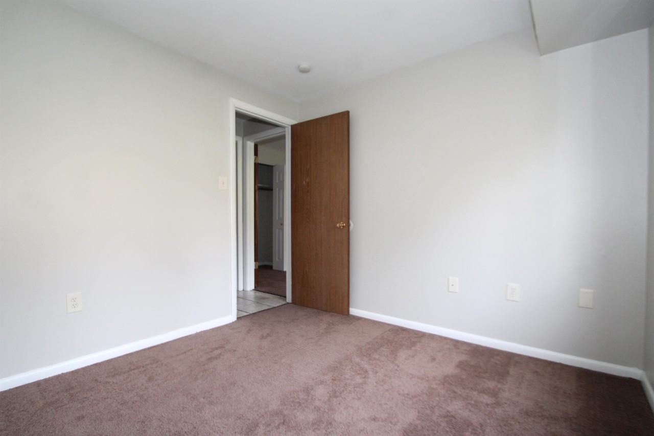 SANDY CREEK APARTMENTS -- 007 - Photo 7 of 19