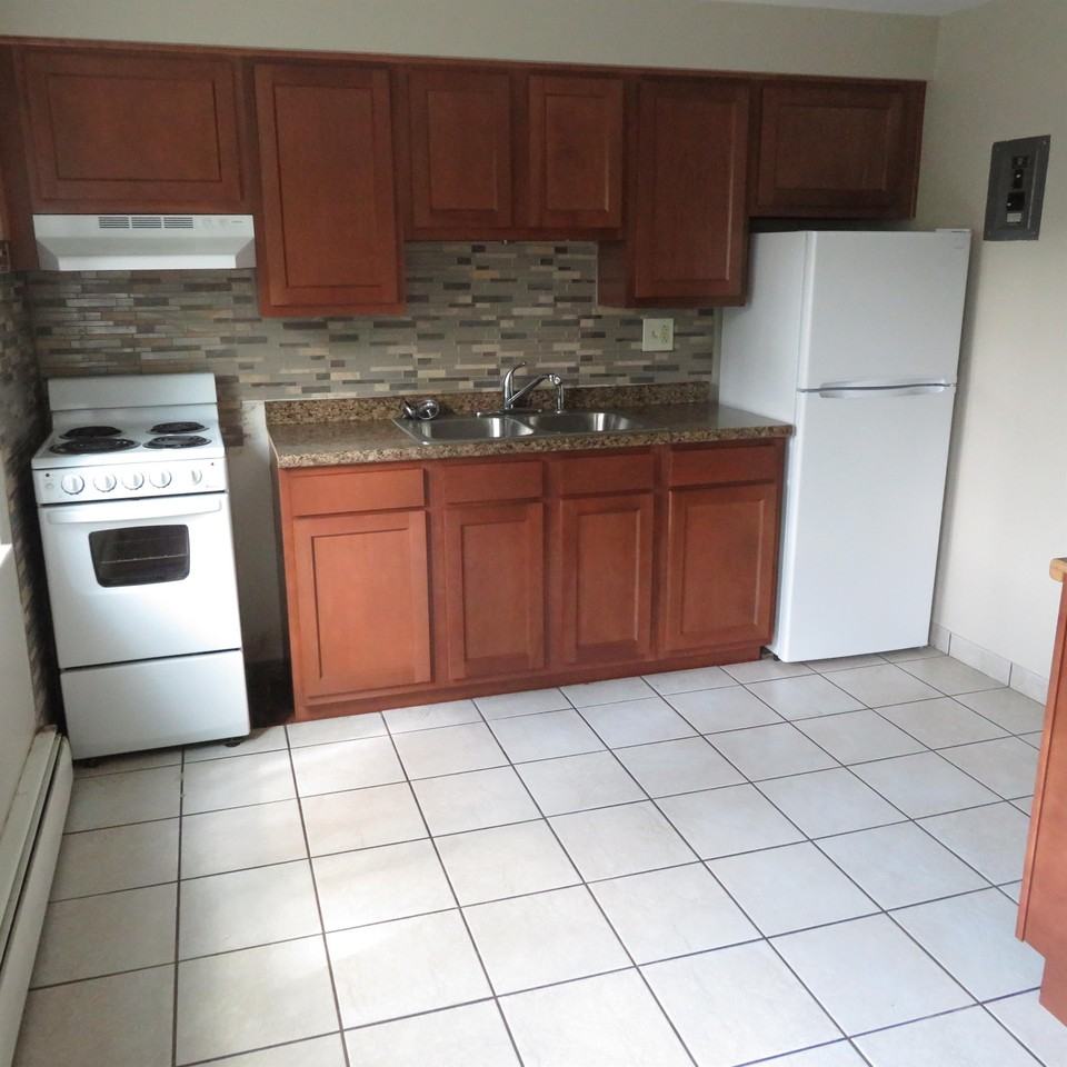 CAMBRIDGE APTS -- 043 - Photo 6 of 23