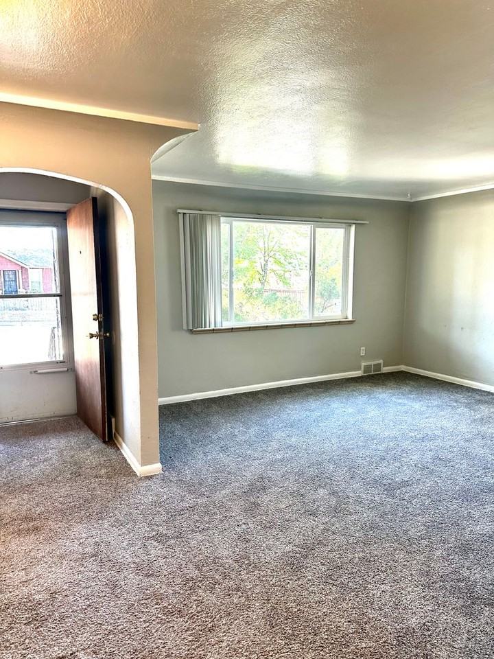 1212 E Uintah St Uppr - Photo 3 of 21