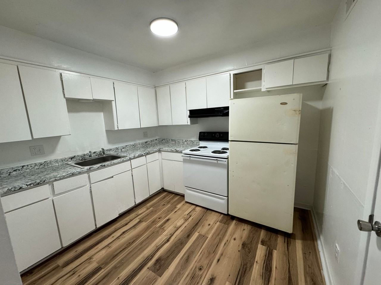 English Village - Photo 3 of 20