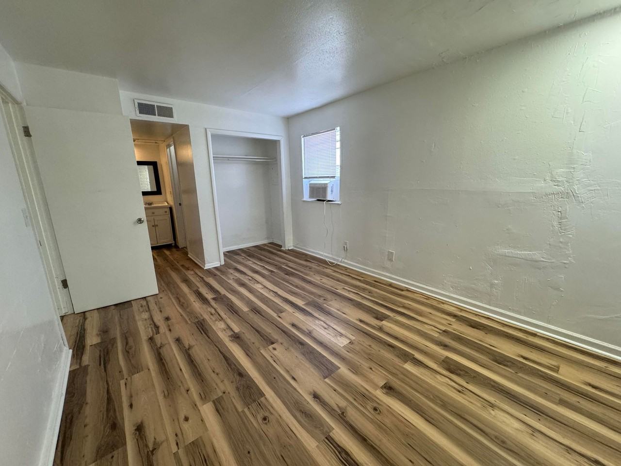 English Village - Photo 5 of 20