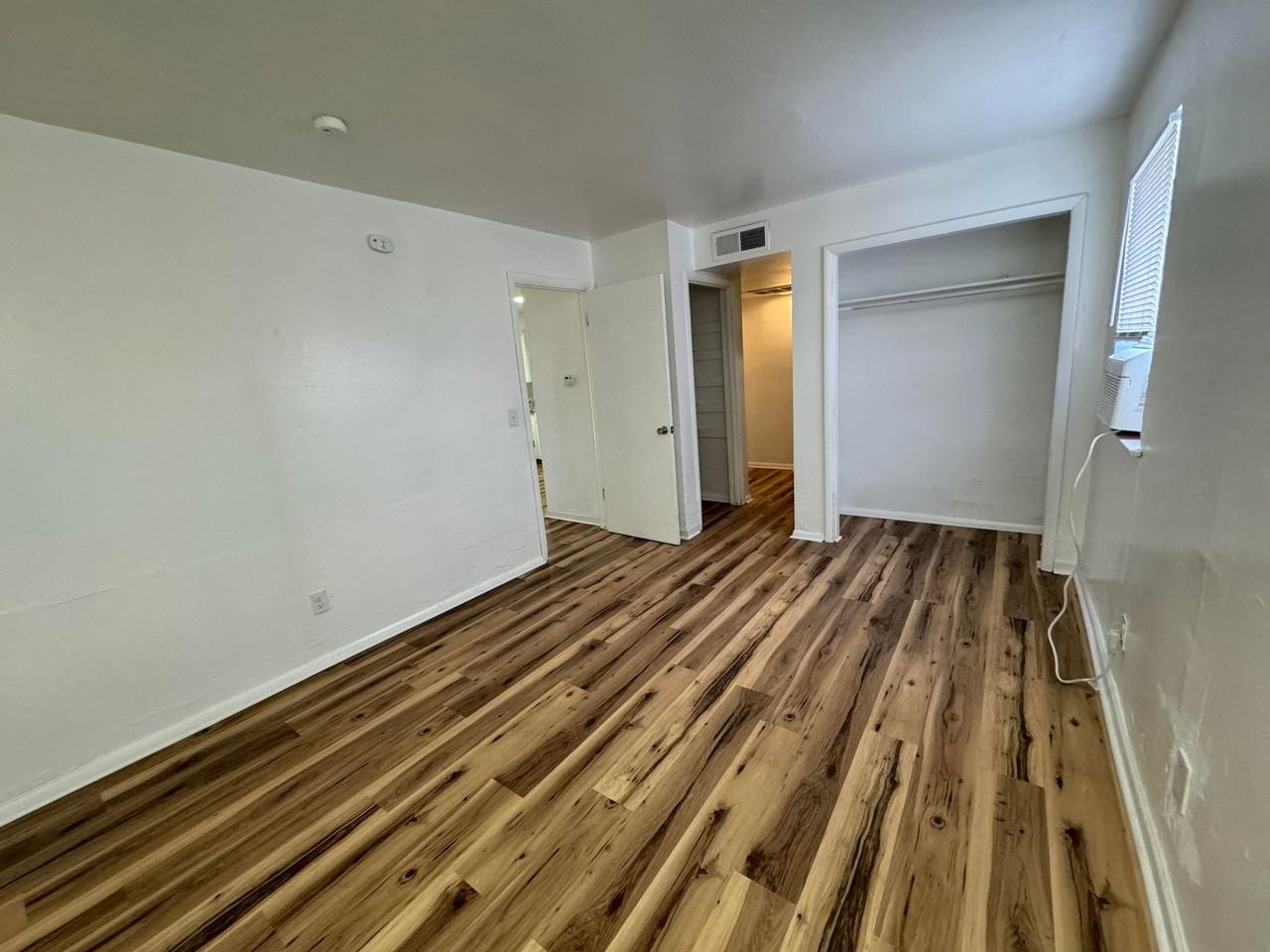 English Village - Photo 6 of 20