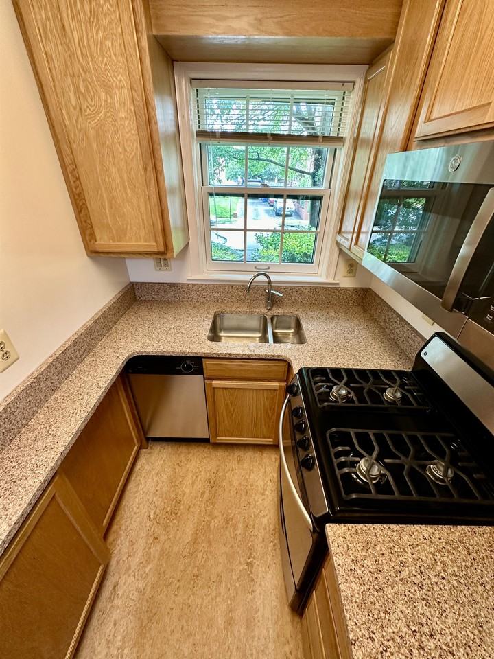 906 Jefferson Street - Photo 7 of 28