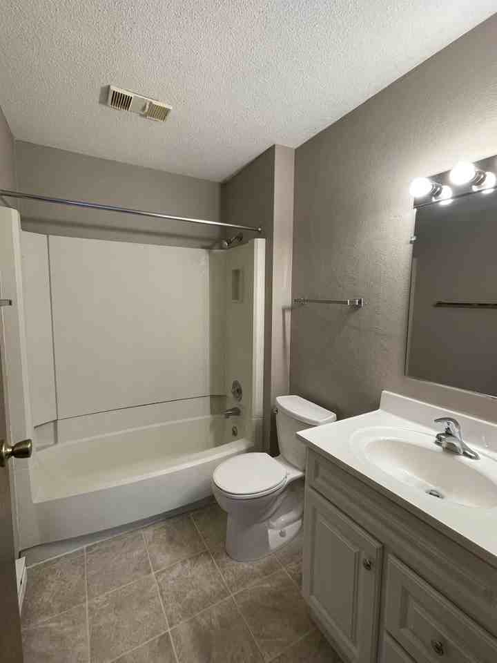 River Bluff Apartment Homes - Photo 4 of 7