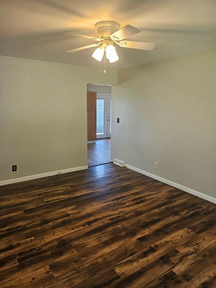 302 Les Dr - Photo 3 of 23