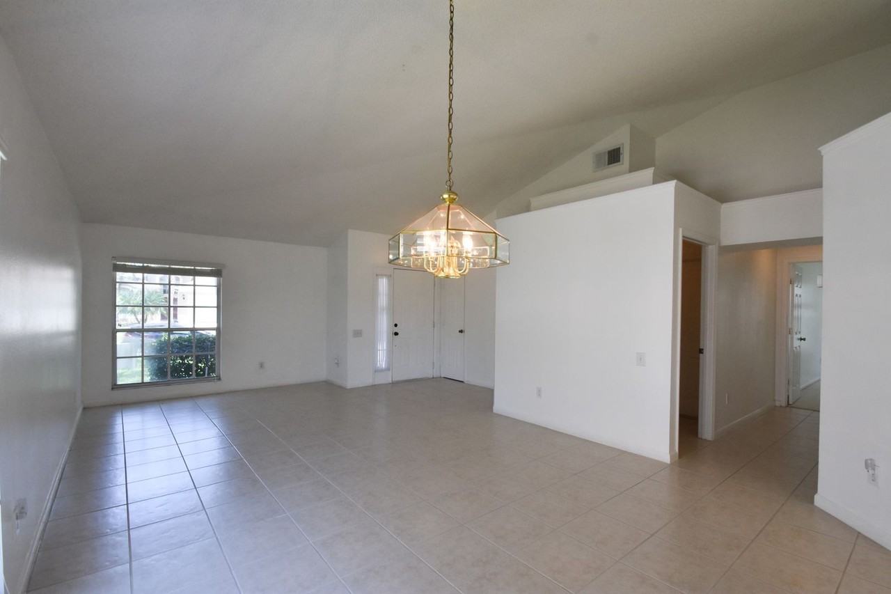 2938 Eglington Dr - Photo 2 of 25