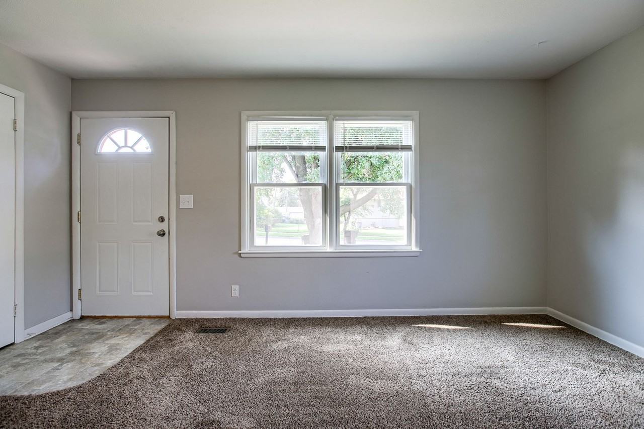 1156 Fairfield St - Photo 2 of 12