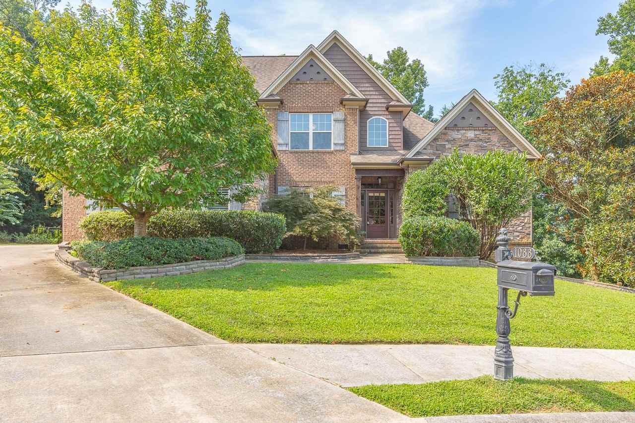 1088 Lynnstone Dr - Photo 2 of 50