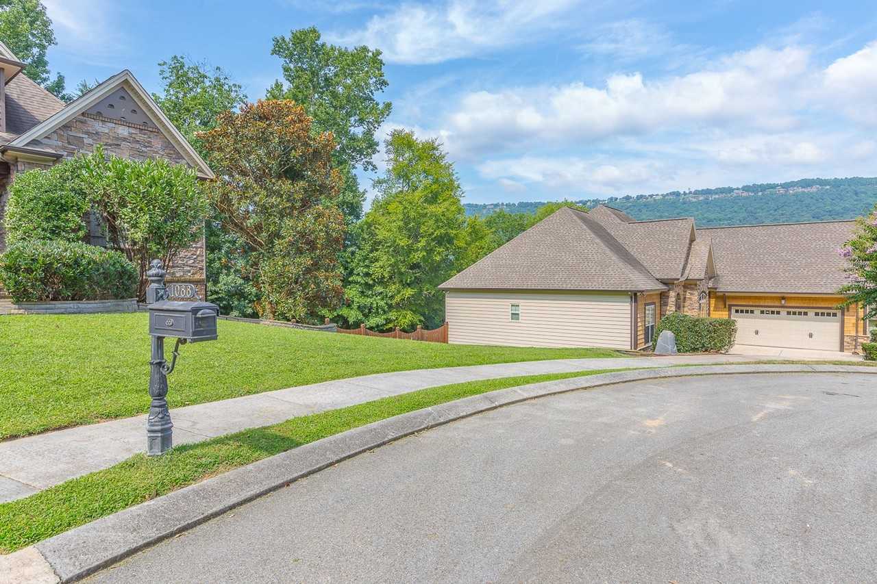 1088 Lynnstone Dr - Photo 3 of 50