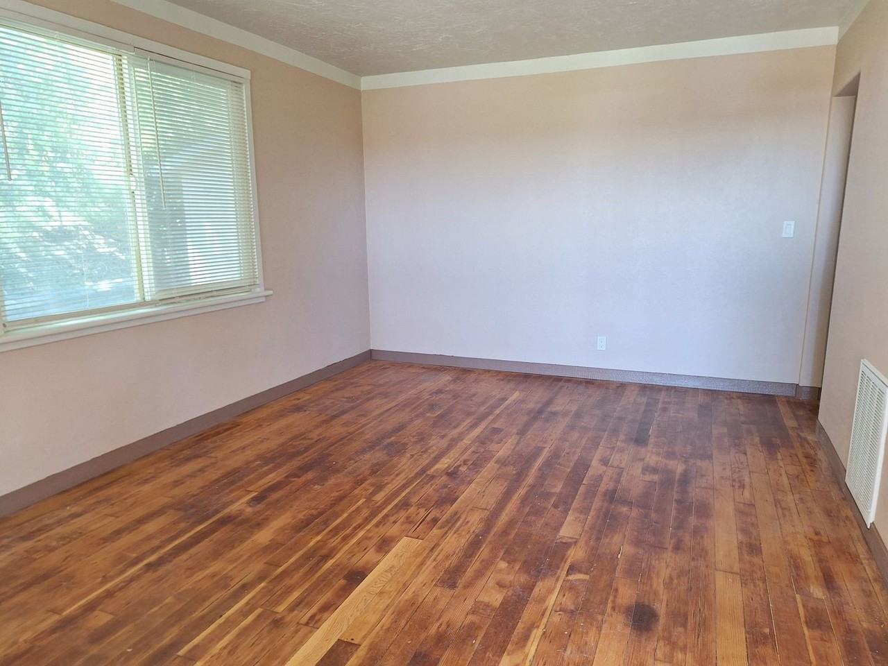 403 Nw 14th St - Photo 2 of 9