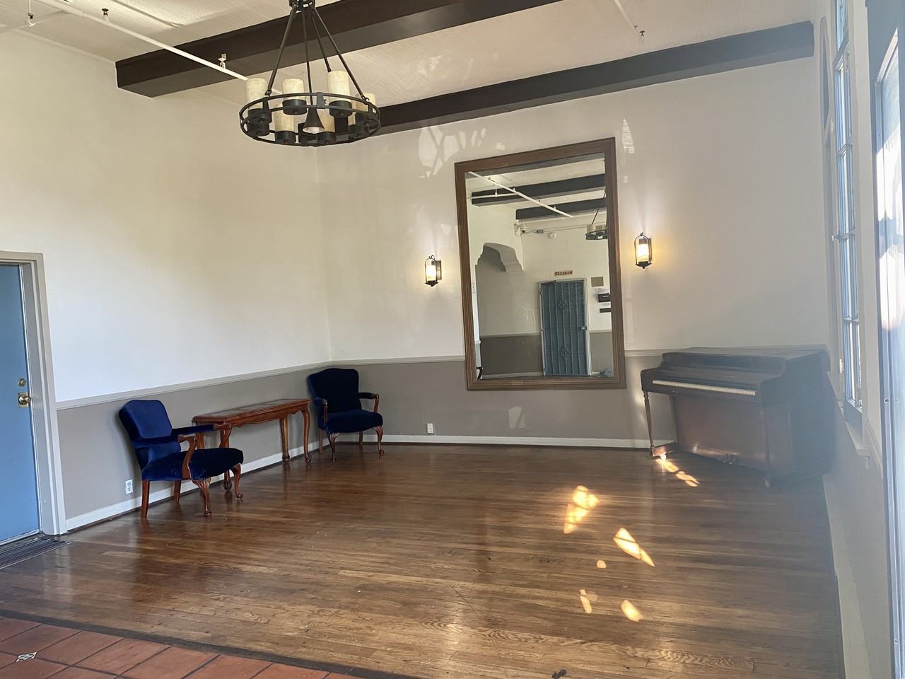 545 S Hobart Blvd #203 - Photo 3 of 16