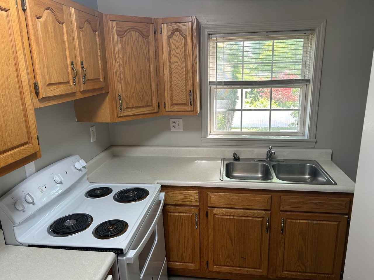 1413 W University Ave - Photo 2 of 15