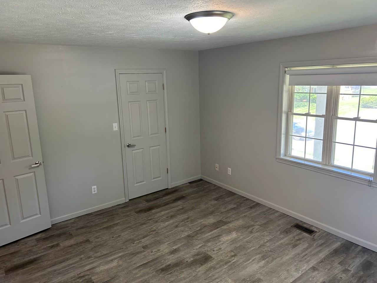 1413 W University Ave - Photo 6 of 15