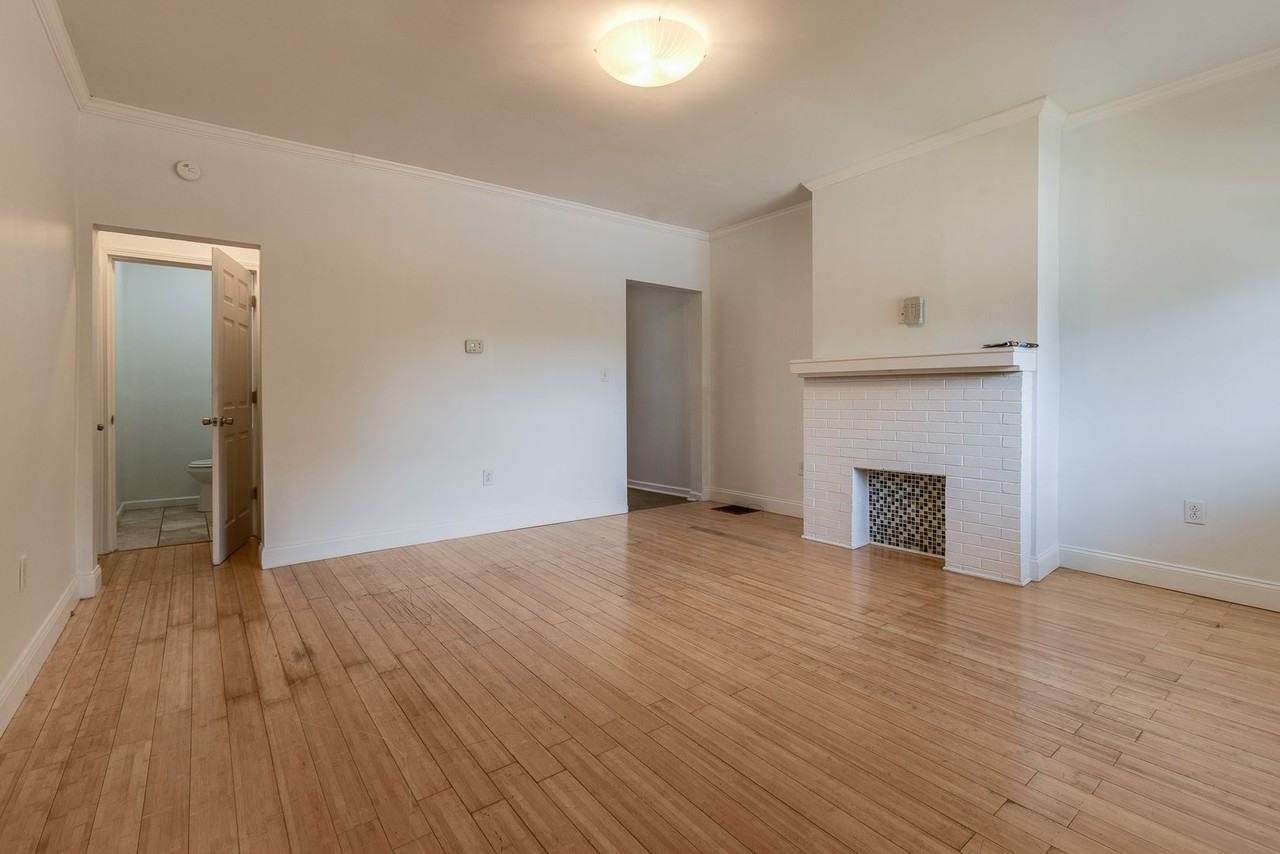 2823 Cobden St - Photo 3 of 39