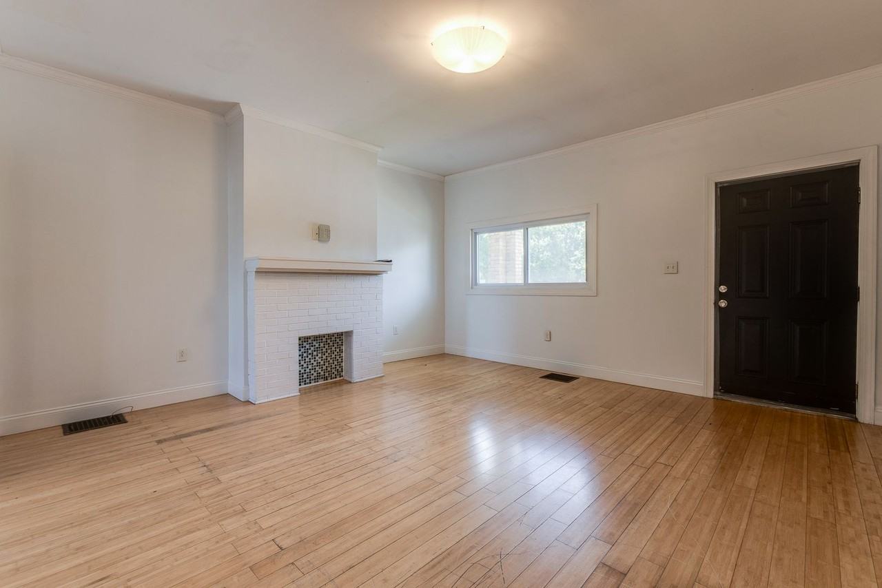 2823 Cobden St - Photo 4 of 39