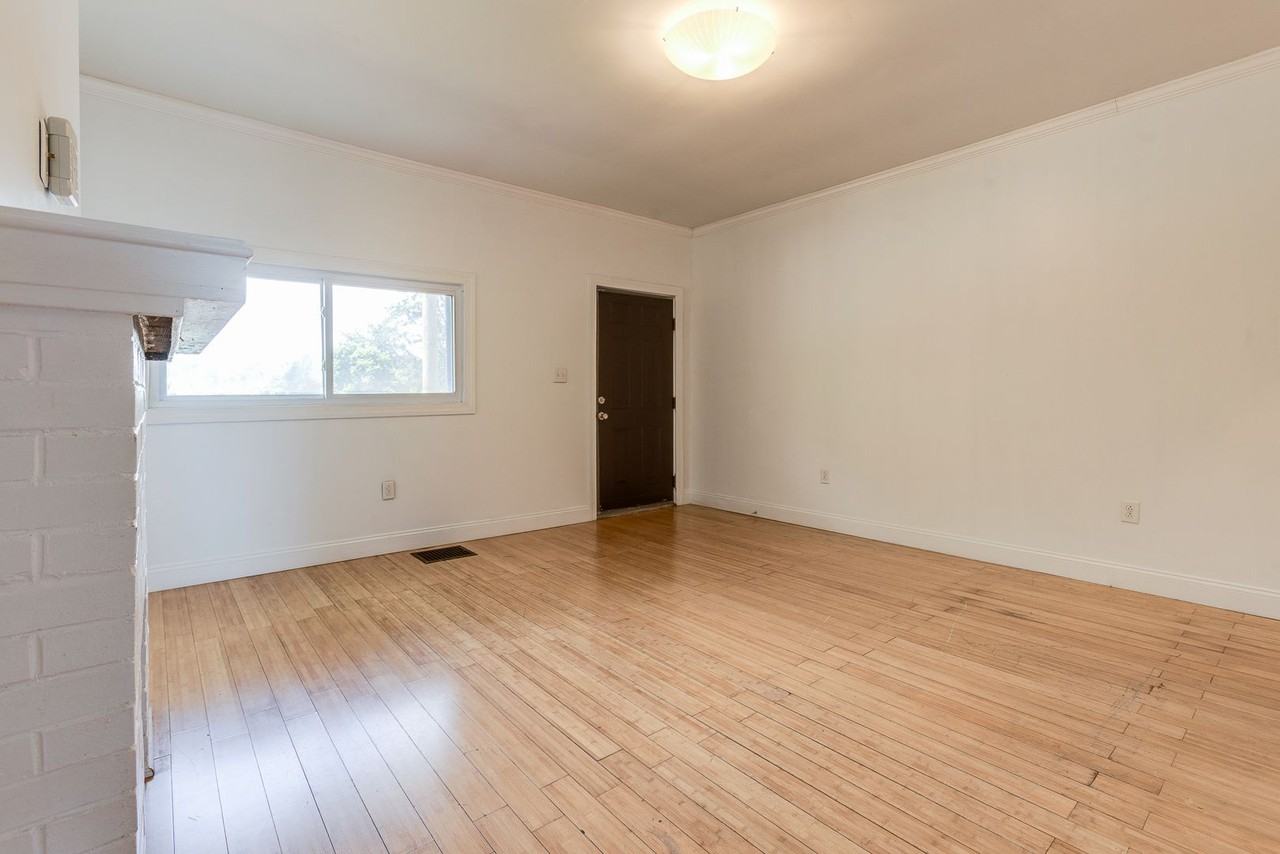 2823 Cobden St - Photo 5 of 39