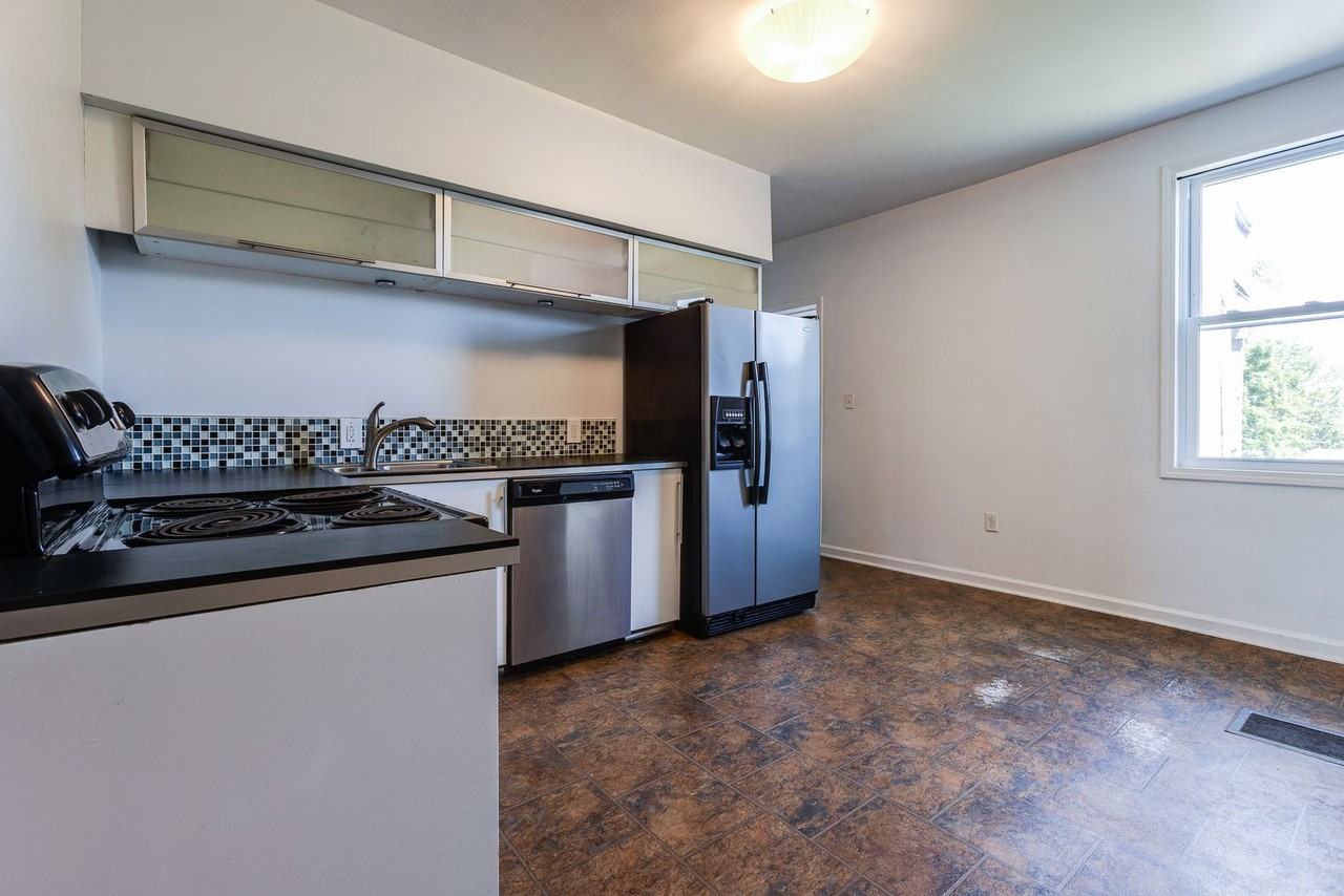 2823 Cobden St - Photo 7 of 39