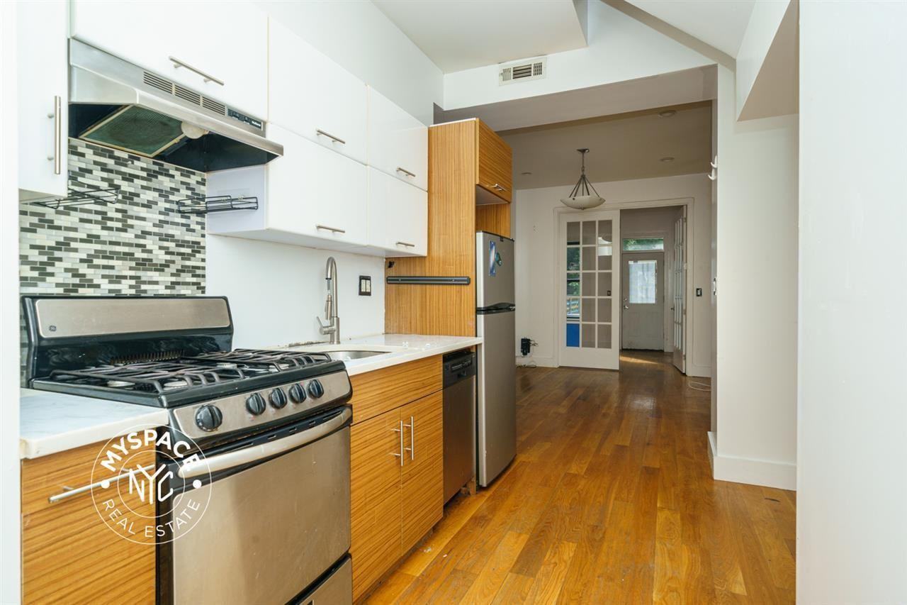 259 Jefferson St #1L - Photo 2 of 17