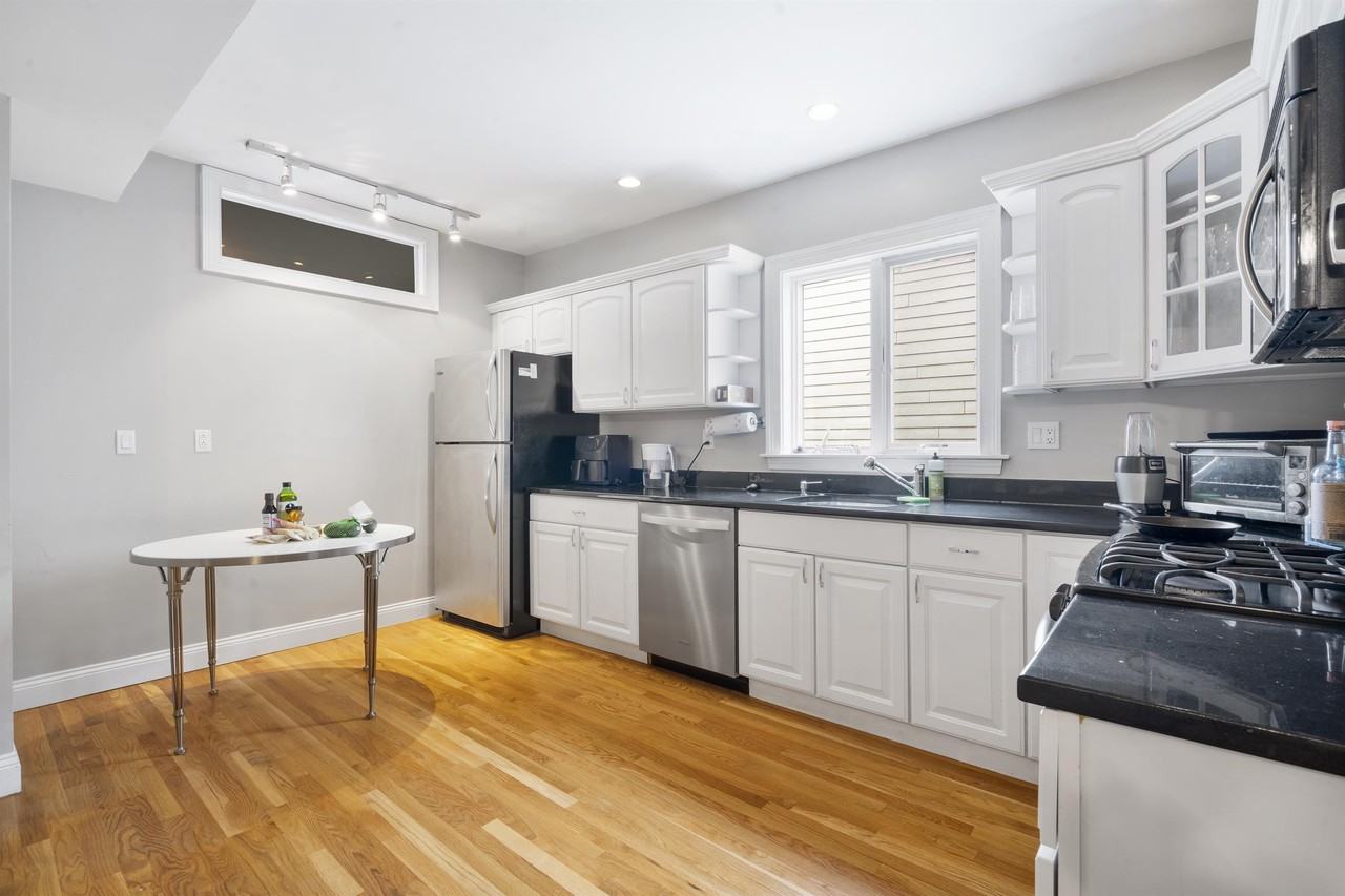734 E. 6th Streetunit 3 #3 - Photo 3 of 14