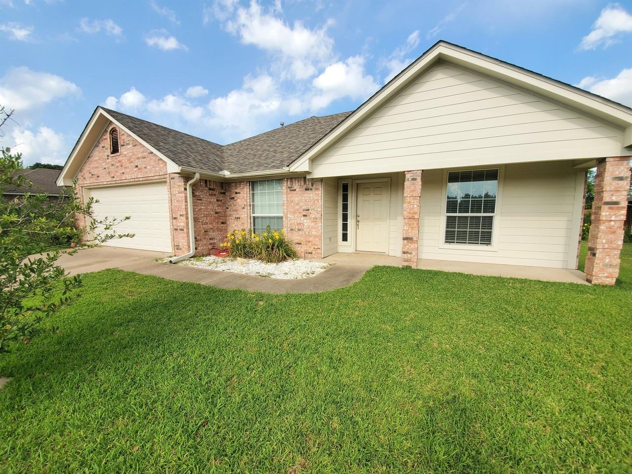 208 Amanda Ct #1 - Photo 2 of 18