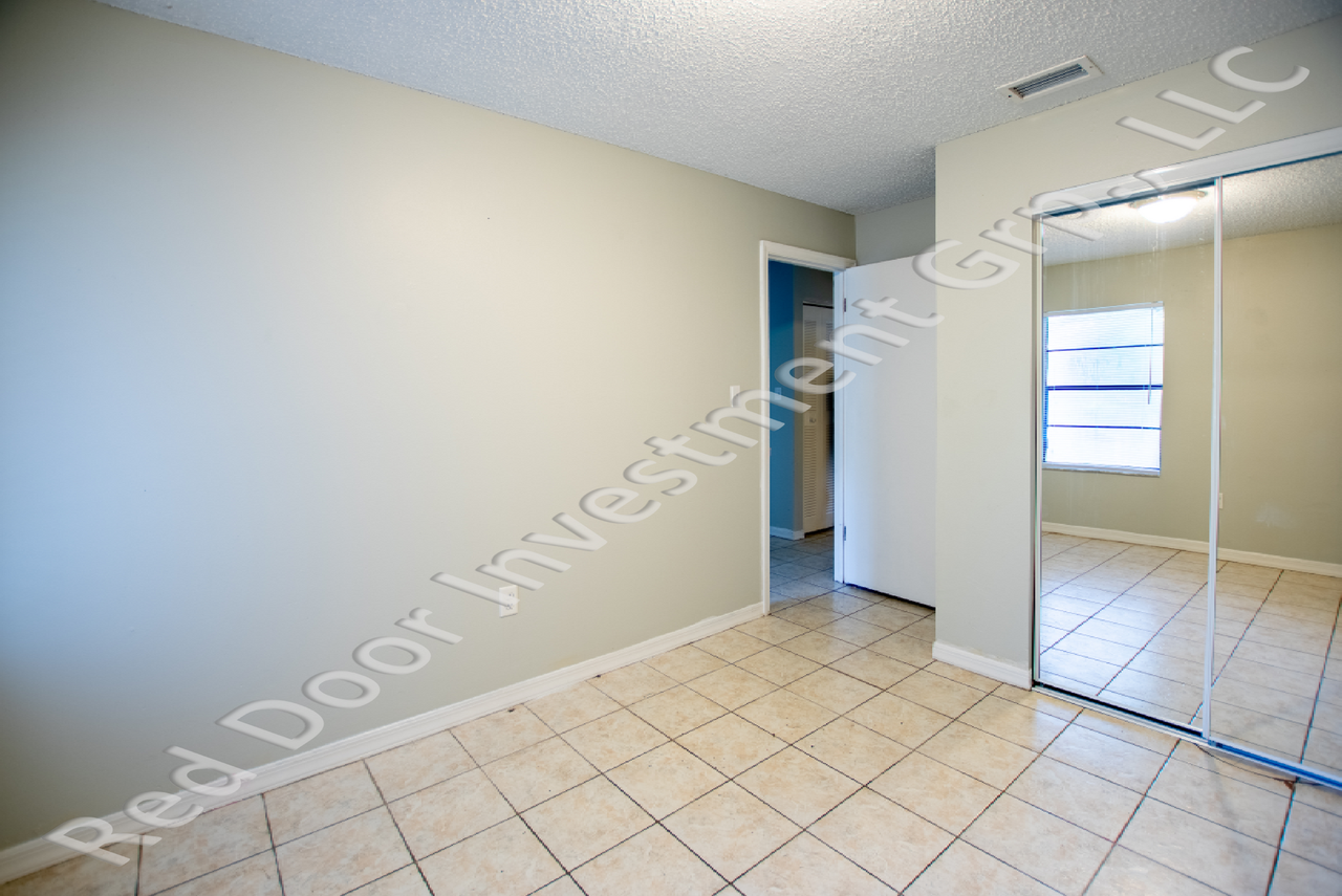 1127 Beecher St - Photo 5 of 30