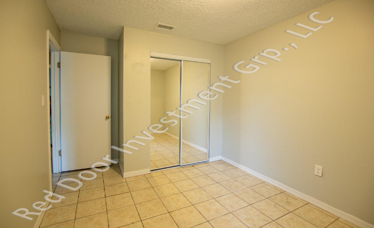 1127 Beecher St - Photo 6 of 30