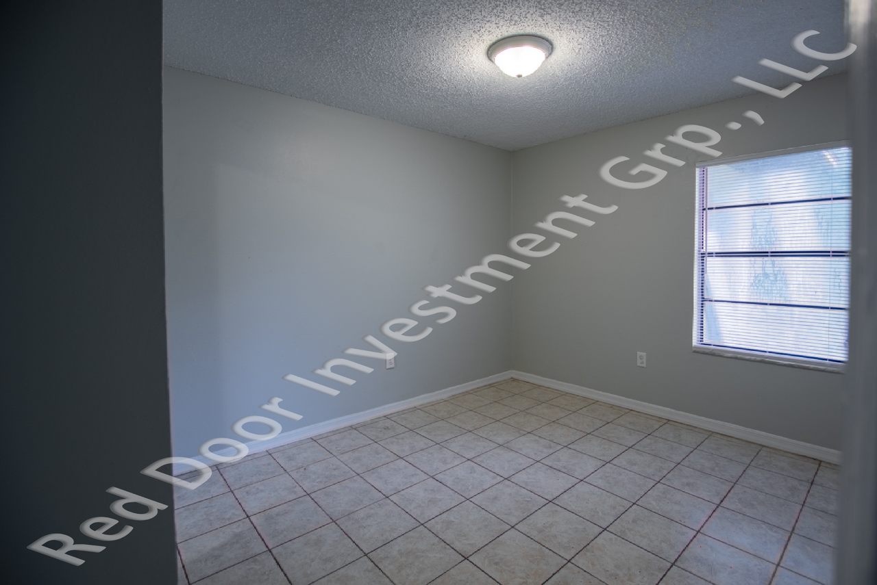 1127 Beecher St - Photo 7 of 30